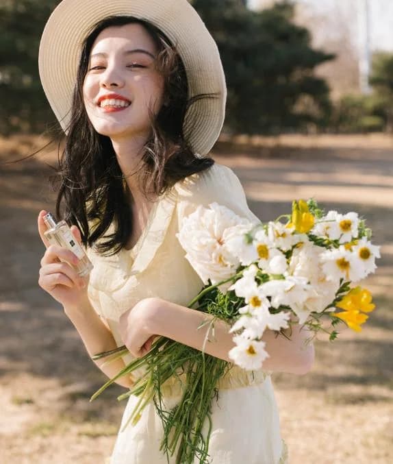 Floral fragrance reference with indian artemisia, honeysuckle, moss notes for custom perfume development